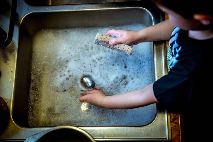 Moms, Do You Know When to Teach Your Children to Clean?