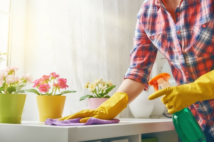 Struggling with figuring out when to do your housekeeping chores? Here are 7 ways to fit housekeeping into your day...